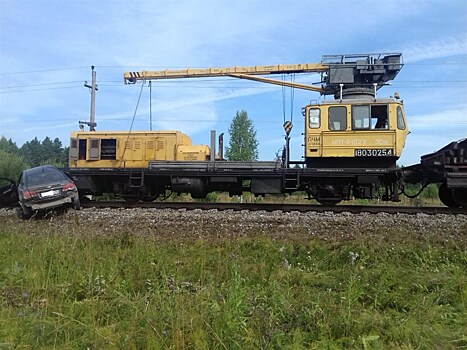 Иномарка попала в серьезное ДТП на железной дороге в Томской области