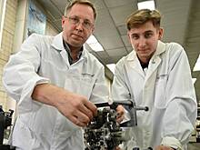 Молодежь работает на заводах по примеру родителей