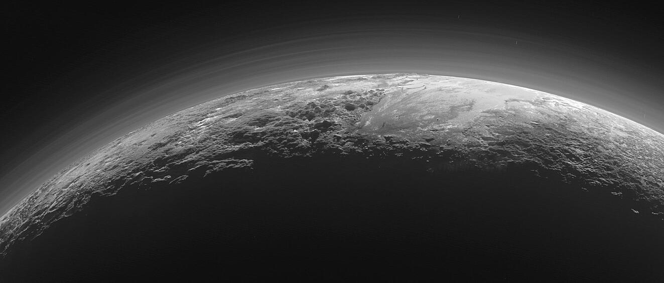 Удаленность Плутона и его маленькая масса делают трудными его исследования с помощью космических аппаратов. 14 июля 2015 года аппарат NASA New Horizons максимально сблизился с Плутоном. Автоматическая межпланетная станция приблизилась на расстояние в 12 500 км. Разрешение снимков - 30 метров на пиксель. На фото: снимок Плутона, 14 июля 2015 года