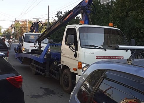 В Краснодаре с выделенных полос эвакуируют машины