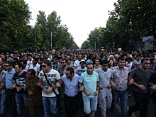 Полиция взяла в оцепление протестующих в Ереване