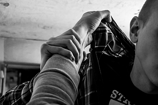 Полуголый мужчина в Новокузнецке разбил машины на парковке