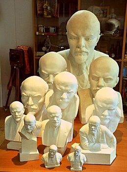 Иммигранты Германии принесли 70 бюстов Ленина к Бранденбургским воротам Берлина