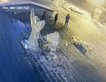 Видео: неизвестные сломали ледовую скульптуру у Свято-Михайловского собора в Ижевске