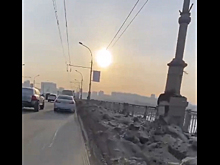 Новосибирские дорожники оставили отвал из грязного снега на обочине моста