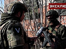 В Ровнополье ВСУ оставили в укреплениях гражданских и выдали им оружие