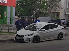 В Воронеже под свежий асфальт провалилась Alfa Romeo