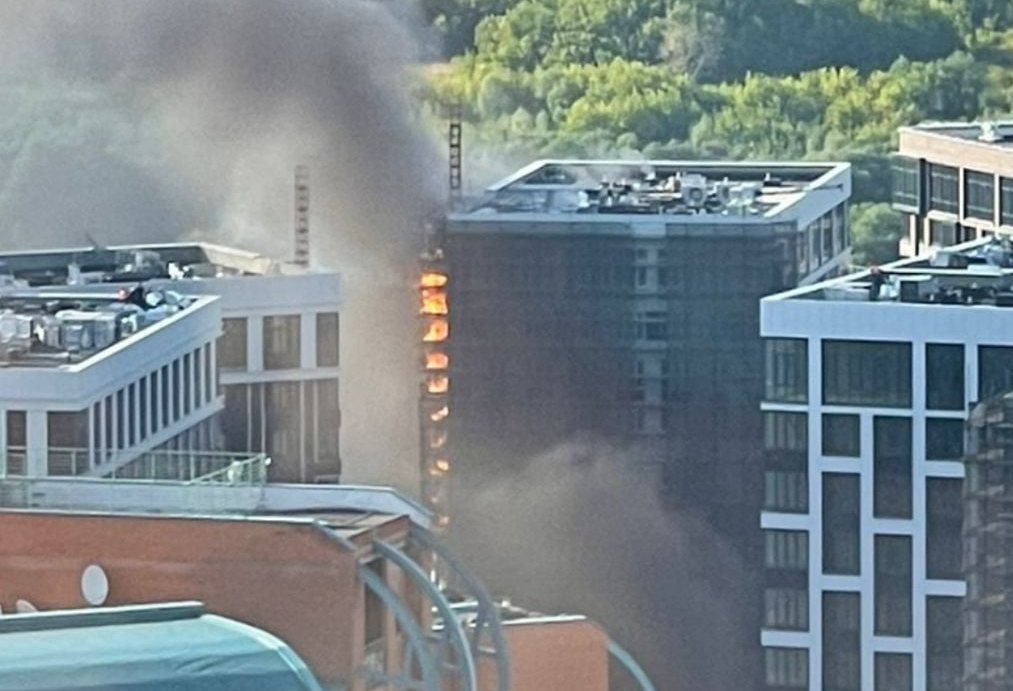 Горит west garden. Жк московский пожар. Пожары в турции. West garden жк. Пожар в вест гарден в москве.