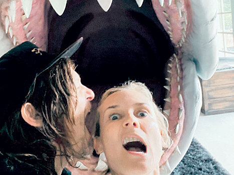 Диана Крюгер посмеялась над акулой