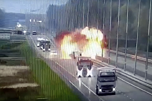 Взрыв фуры на российской трассе попал на видео