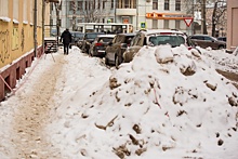 Проигнорировали требование мэрии: ярославские коммунальщики оставили горы снега и сосульки