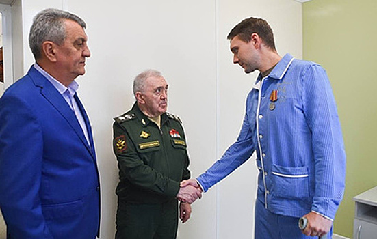 Замглавы Минобороны вручил награды участникам СВО