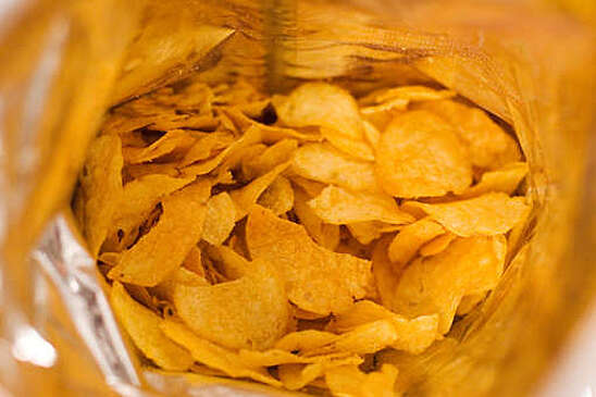 В российских магазинах стали закачиваться запасы чипсов Pringles