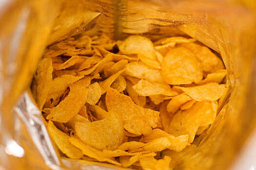 В российских магазинах стали закачиваться запасы чипсов Pringles