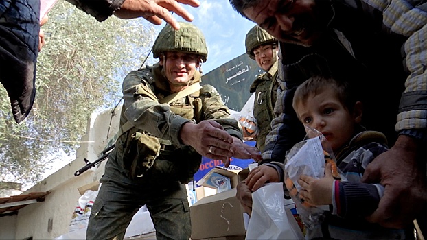 Российские военные доставили 3,5 тонны гумпомощи в сирийский Шамид аль-Махадра