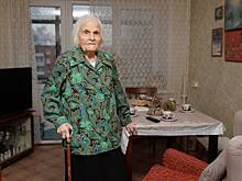 Глава Орехово-Зуевского округа вручил медаль «80 лет Победы» ветерану ВОВ Александре Алешиной