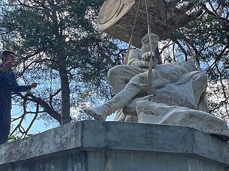 В пригороде Львова демонтировали советский памятник "Родина-мать"