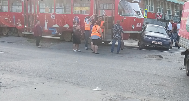 В Самаре на Ставропольской трамвай въехал в легковушку