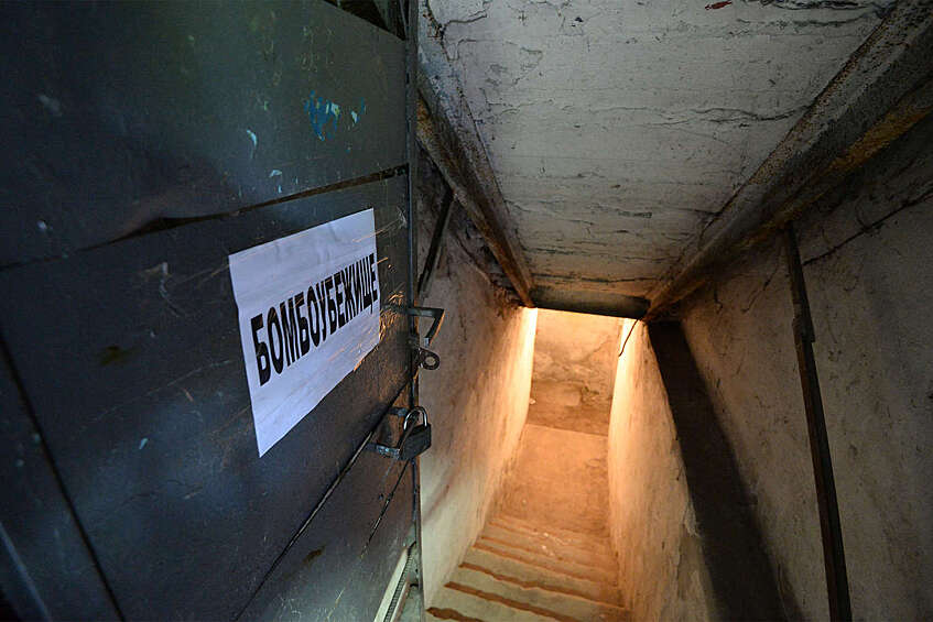 Бомбоубежище в подвале одного из жилых домов в Донецке. Никаких удобств в таком укрытии нет