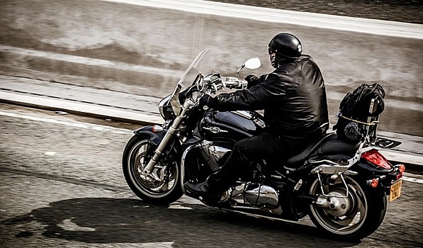 Мотоциклистам хотят позволить парковаться на тротуарах