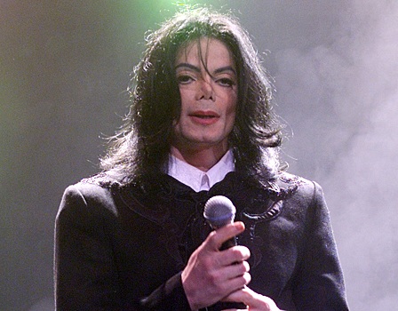 Компания Майкла Джексона защищает интимные фото певца