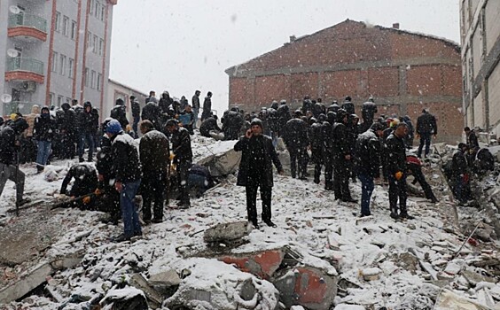 Число жертв землетрясения в Турции выросло до 1121