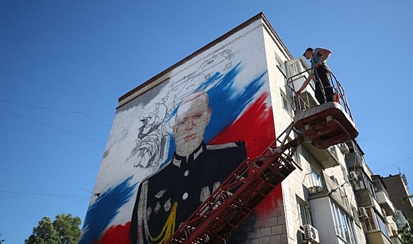18-метровый портрет Героя России нанесли на фасад дома в Волгограде