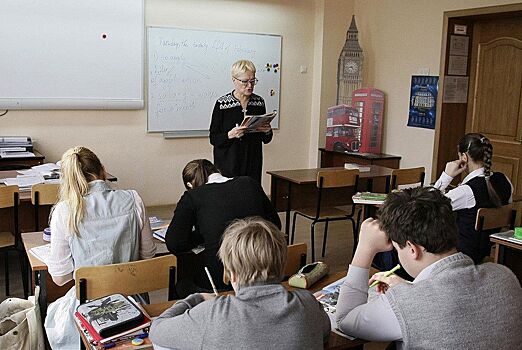 «Перечислят после праздников»: власти Москвы объяснили отсутствие выплат учителям за МЭШ