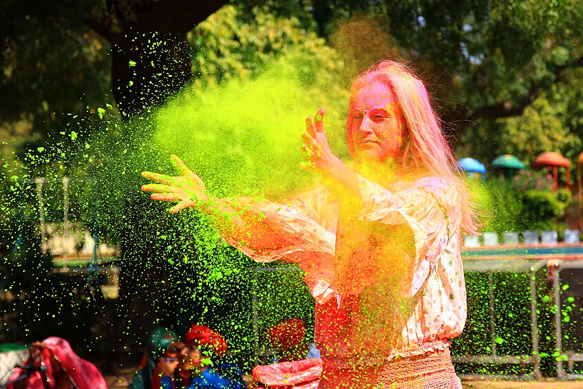 Жители Индии отмечают самый весенний и красочный праздник — Холи.