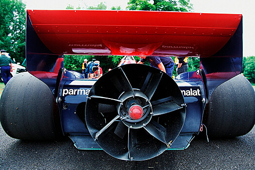 Самые необычные изобретения в Формуле-1 — пылесос, шесть колёс, двойной диффузор