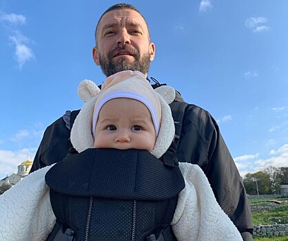 8-месячная дочь Владимира Кристовского примерила первые в своей жизни туфли