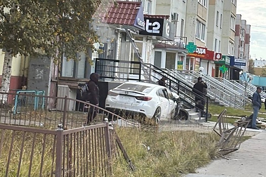 В Нефтеюганске Mazda сбила пешеходов и врезалась в магазин