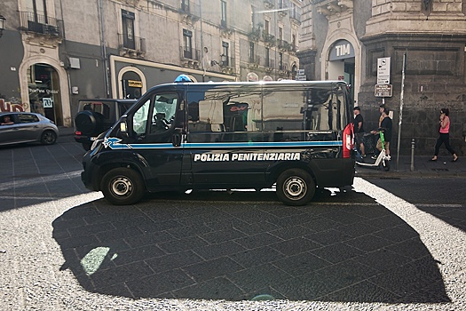 В Италии вооруженные грабители взорвали инкассаторский грузовик