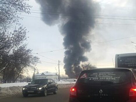 В Уфе локализовали пожар в автоцентре