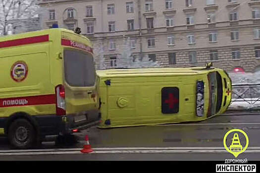 В Санкт-Петербурге реанимобиль опрокинулся и попал на видео