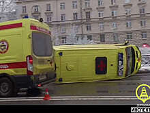 В Санкт-Петербурге реанимобиль опрокинулся и попал на видео