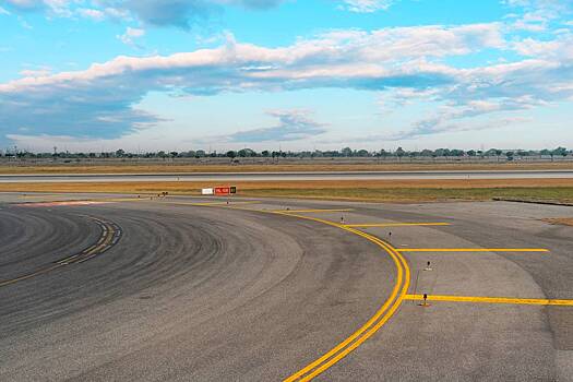 Охранник аэропорта на машине выехал на рулежную дорожку к самолетам и попал в больницу