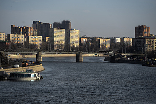 Тонувшего рыбака вытащили из реки в Москве