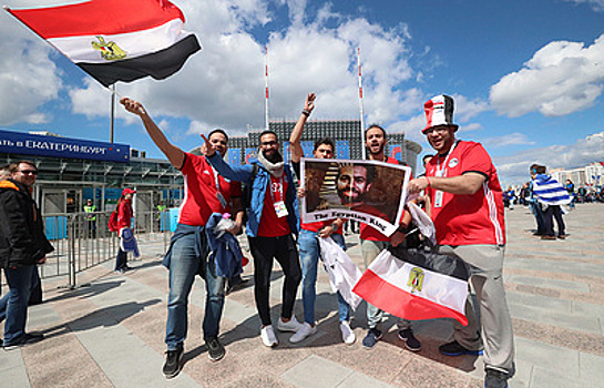 Болельщики сборных Уругвая и Египта устроили песенный баттл перед матчем в Екатеринбурге