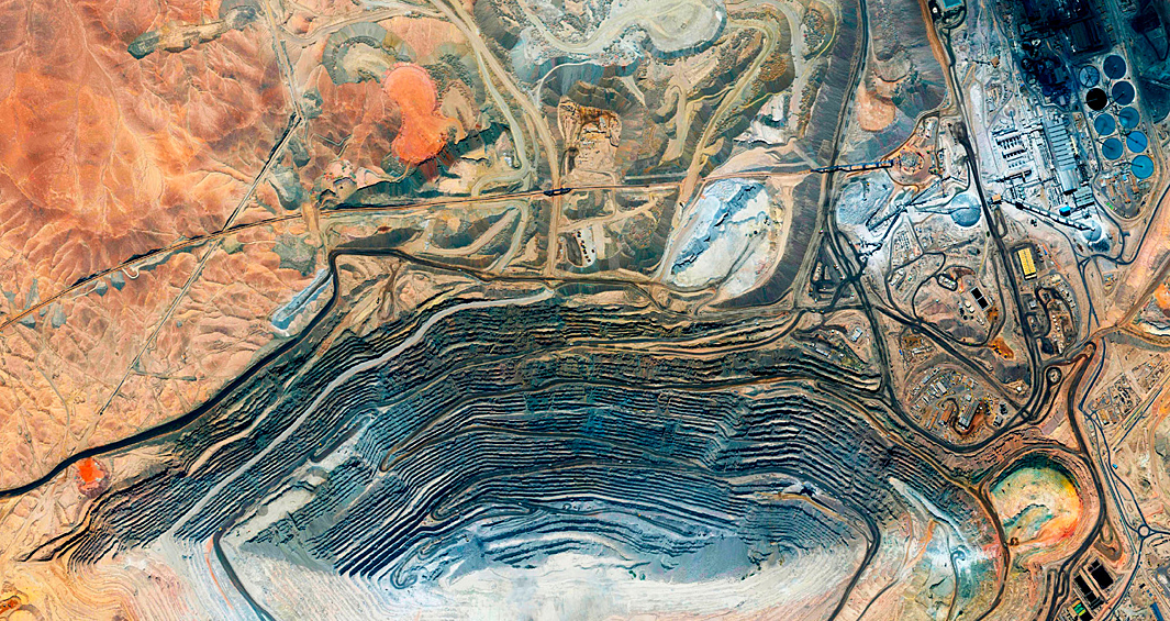 Рудник Чукикамата (Чили) – один из самых глубоких карьеров в мире, его глубина составляет порядка 850 м,