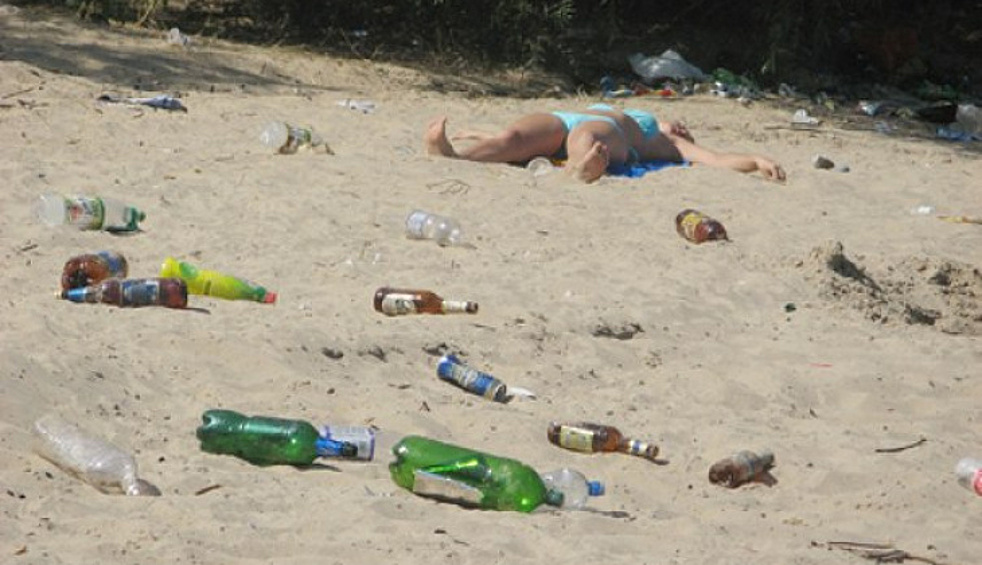 На пляже спокойно возлежат и бутылочки, и люди...