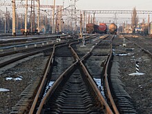 Поезд столкнулся с перевозившим топливо автомобилем в Якутии