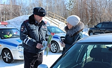 В подмосковном Жуковском сотрудники Госавтоинспекции провели акцию «Цветы для автоледи»