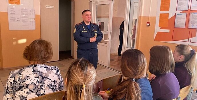 Сотрудники МЧС проводят уроки безопасности и профориентации