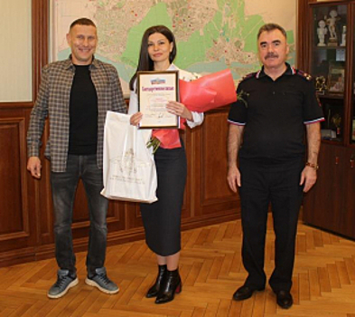 В Тольятти полицейские поблагодарили работника финансового учреждения  за предотвращение хищения более 2 500 000 рублей у местного жителя