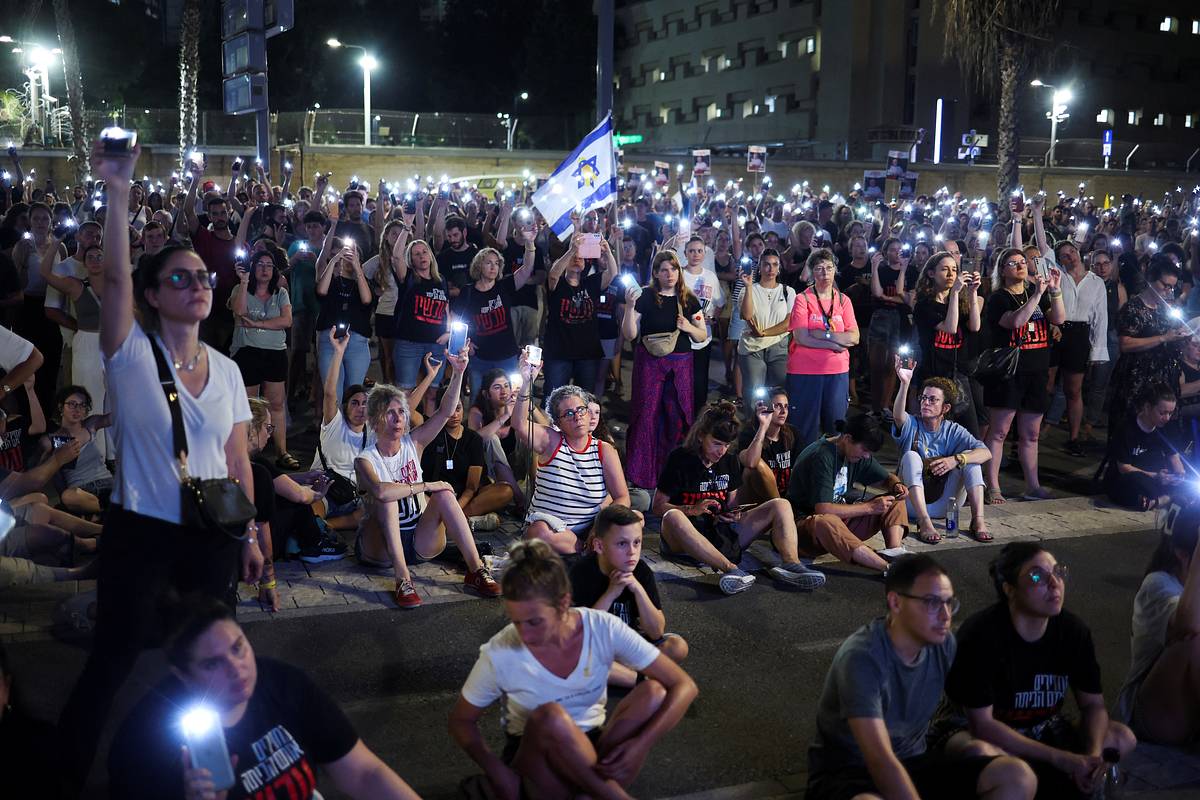 Семьи заложников-россиян провели массовый митинг в Тель-Авиве