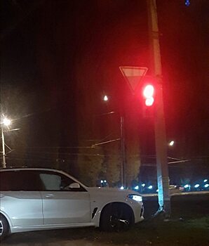 В Балакове водитель BMW протаранил железобетонный столб