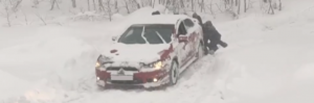 Автолюбитель из Алтайского края поблагодарил кузбасских полицейских, которые помогли вытянуть машину из сугроба