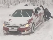 Автолюбитель из Алтайского края поблагодарил кузбасских полицейских, которые помогли вытянуть машину из сугроба