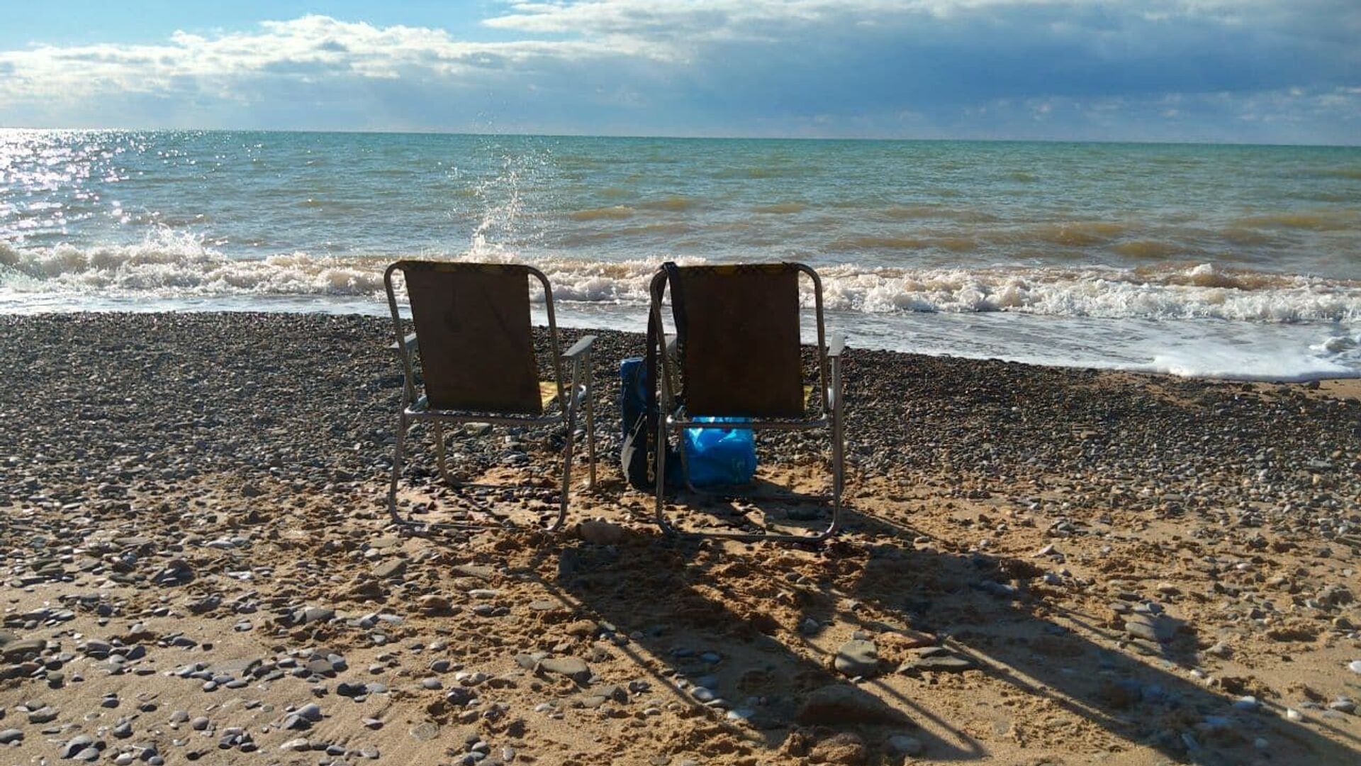 унесенные в море дети на матрасе